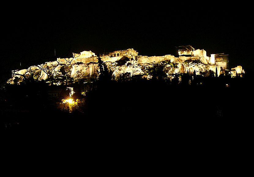 Akropolis i Aten på kvällen. 