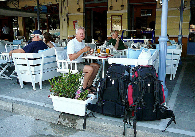 Äta frukost i hamnen på Poros i väntan på färjan till Pireus.