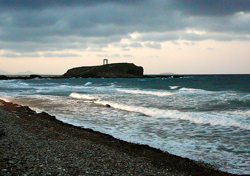 Grotta beach och Portaran i Naxos stad.