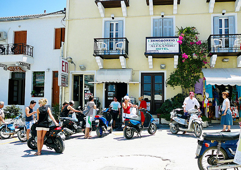 Bensinstation och mopeder på Spetses.