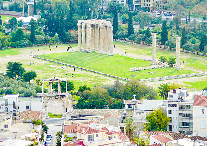 Från Akropolisklippan ser man Temple of Zeus och Hadrianus båge.