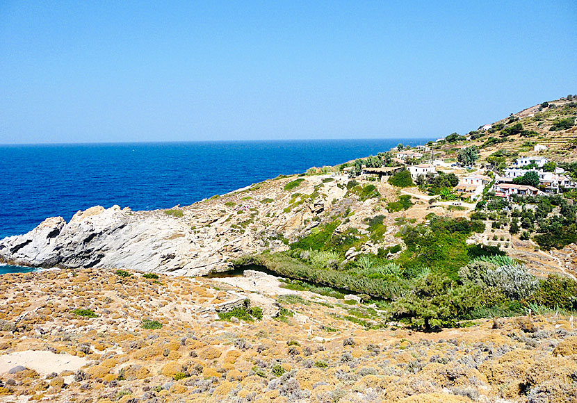 Byn Nas, Nas beach och floden Halaris på Ikaria i Grekland.