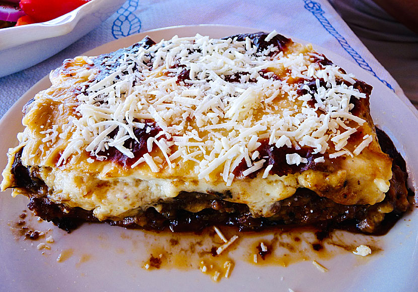 I Nas på Ikaria har jag ätit den godaste moussaka i hela Grekland.