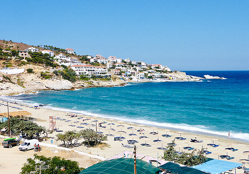 Livadi beach i Armenistis är Ikarias bästa strand med fin gyllengul sand och inbjudande turkost vatten. 