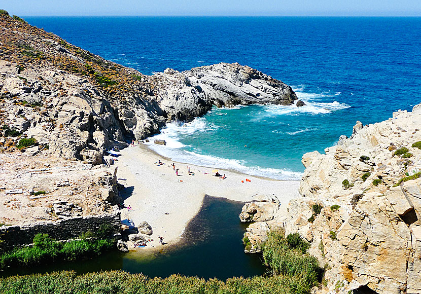 Stranden och floden Halaris nedanför Nas  på Ikaria.