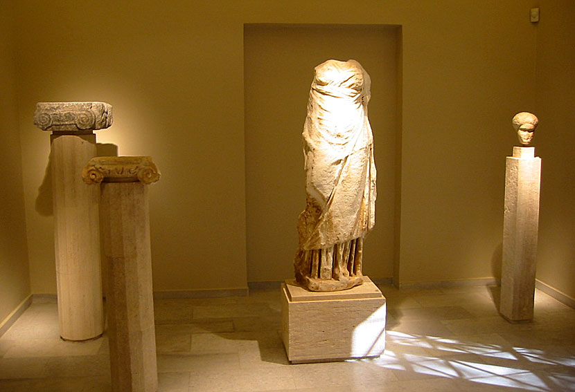 Antika statyer och pelare från tempel på arkeologiska museet i Chora på Ios.  