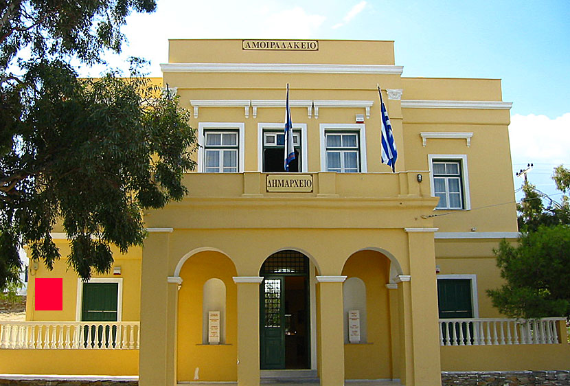 Arkeologiska museet och kommunhuset i Chora på Ios i Grekland.