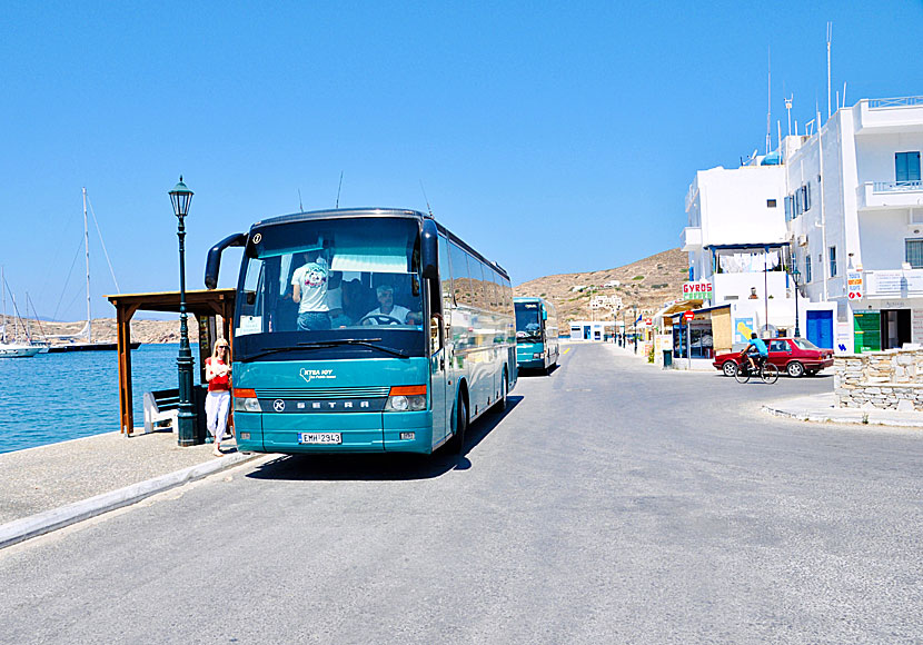 Buss trafikerar Ormos (hamnen), Chora och Mylopotas fyra gånger i timmen.