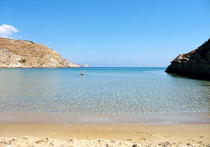 Kalimera Janne badar på Kolitsani beach på  Ios.