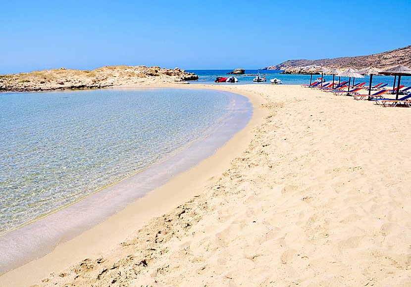 Den barnvänliga sandstranden Manganari på Ios.