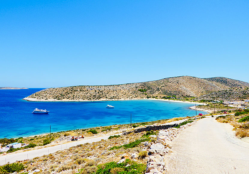 Från hamnen på Iraklia tar det 15 minuter att gå till Livadi beach.