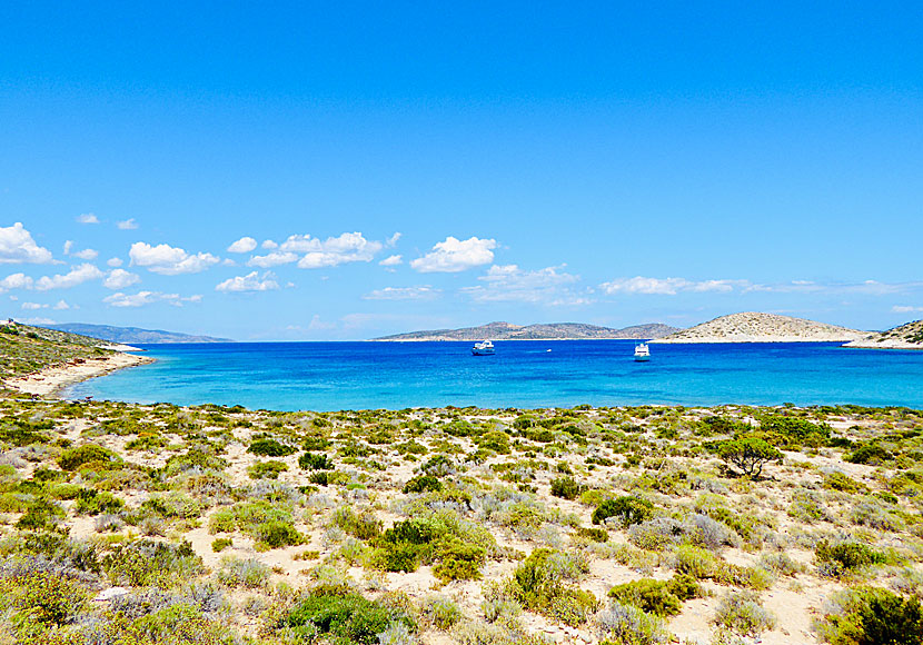 Schinoussa sett från Livadi beach på Iraklia i Kykladerna.