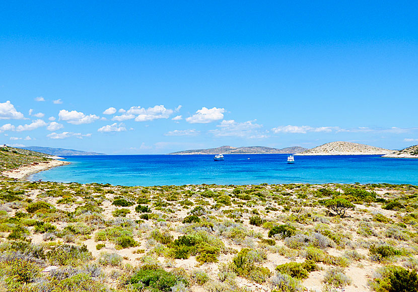 Schinoussa sett från Livadi beach på Iraklia i Kykladerna.