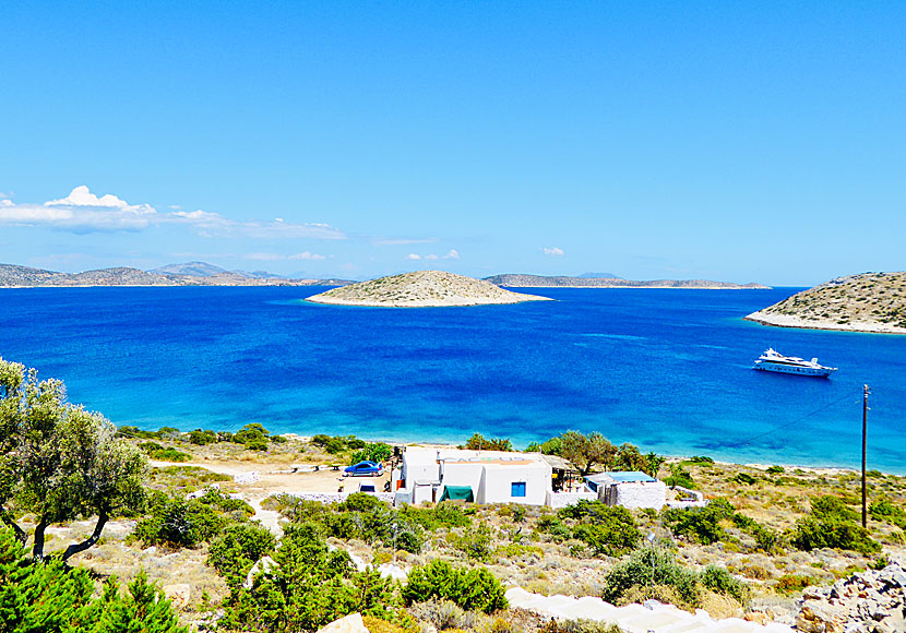 Cactus Bar med utsikt över Venetiko island nära Livadi beach på Iraklia.