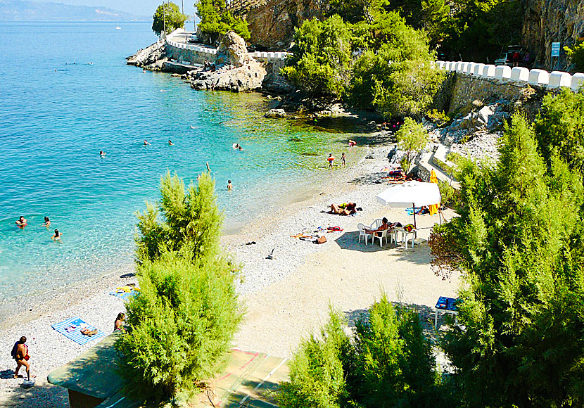 Vid den fina stranden Gefyra beach på Kalymnos finns en liten taverna och kantina.