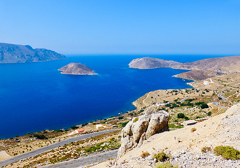 Vägen till Palionisos på Kalymnos. Telendos till vänster och Emporios till höger. 