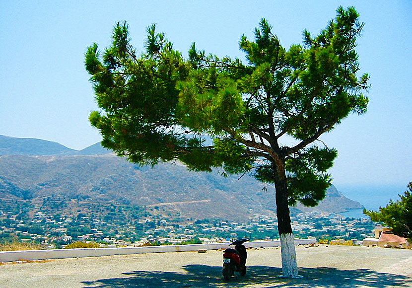 Från Agios Panteleimon är det en mycket vacker utsikt över byarna Panormos och Kantouni på Kalymnos.
