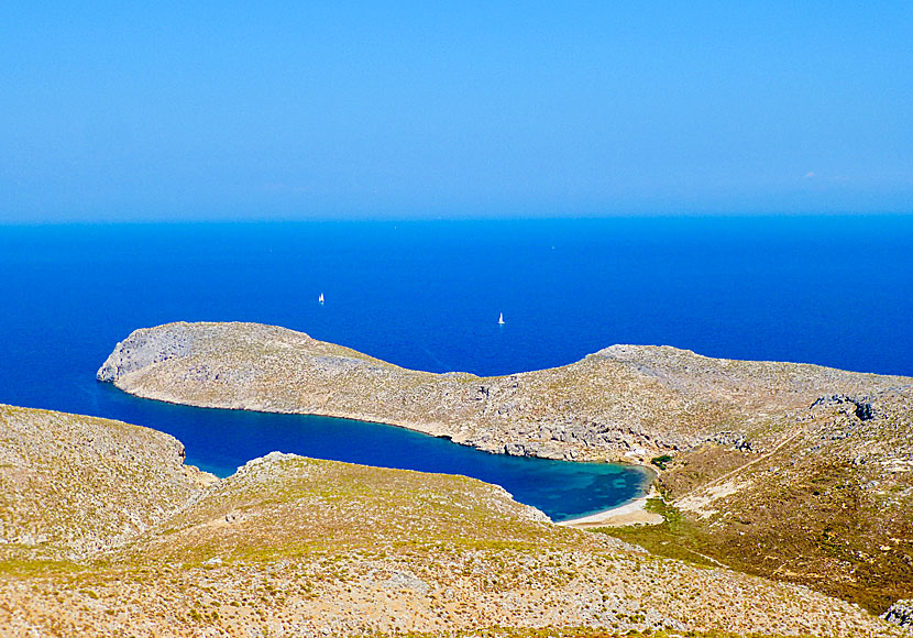 Sikati cave och beach i Palionisos på Kalymnos i Grekland.