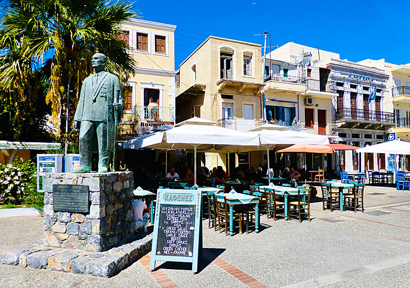 Staty över den kända professorn Skevos Zervos från Kalymnos.