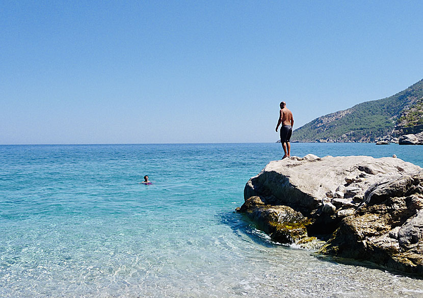 Snorkla vid klippbad vid Kyra Panagia beach på Karpathos.