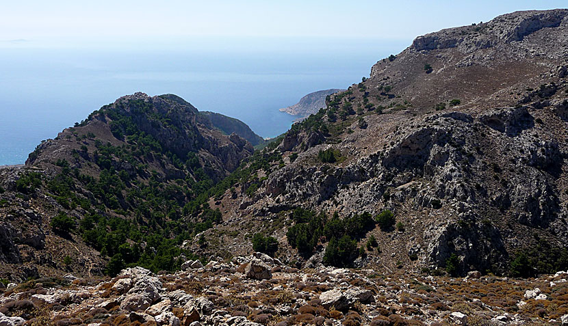 Köra moped och bil till berget  Kali Limni  på Karpathos.