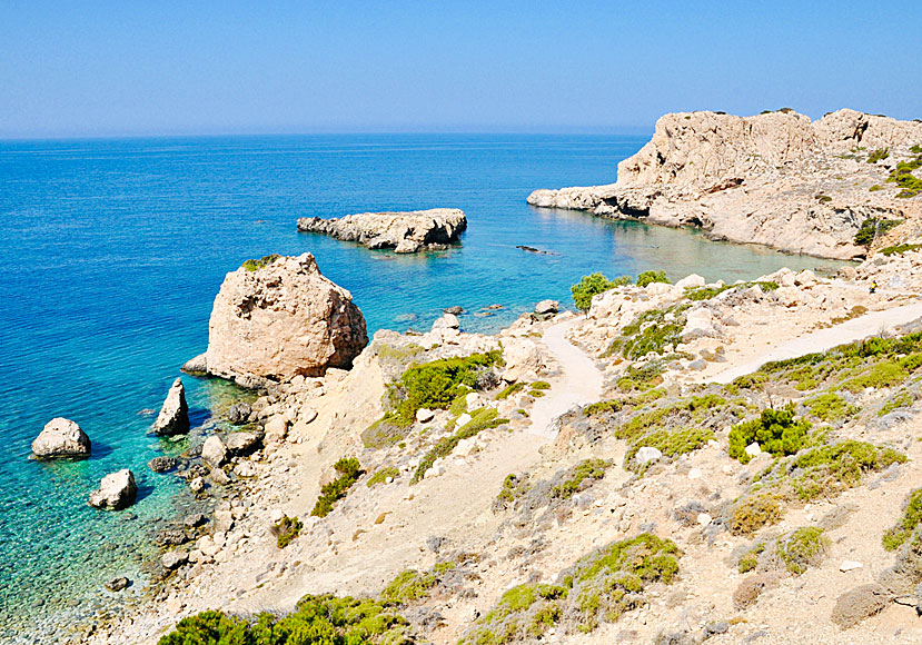 När du vandrar på Karpathos kan du upptäcka flera av Karpathos okända stränder.