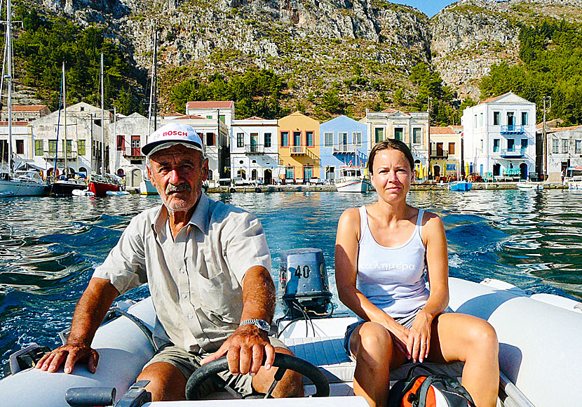 På väg till grottan Blue Cave på Kastellorizo med en liten gummibåt.