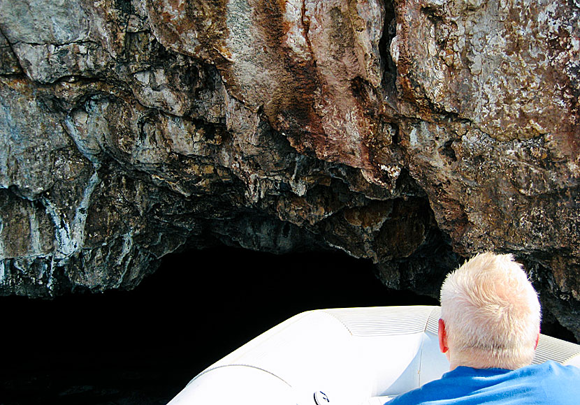 Grottöppningen till Blue Cave är bara en meter hög och man måste åka gummibåt in till grottan.