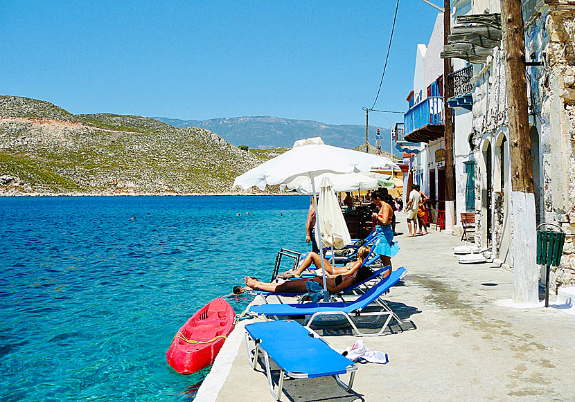 Hyra solsängar och parasoll att hyra i Megisti på Kastellorizo.