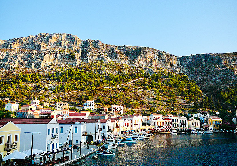 Från hamnen i Megisti går det färjor och katamaraner till Rhodos. 