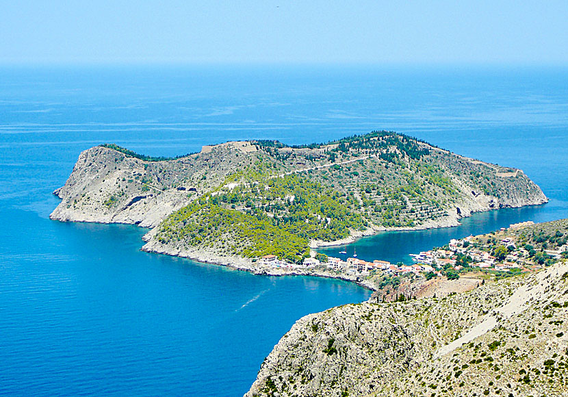 Vandra till halvön och kastrot ovanför vid den vackra byn Assos på Kefalonia.