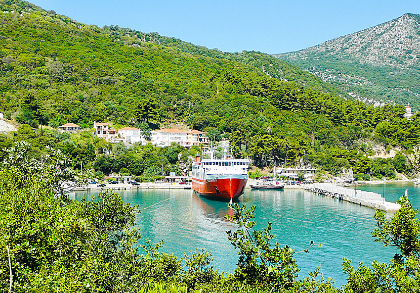 Missa inte byn Poros när du besöker Tzanata tomb på Kefalonia. 
