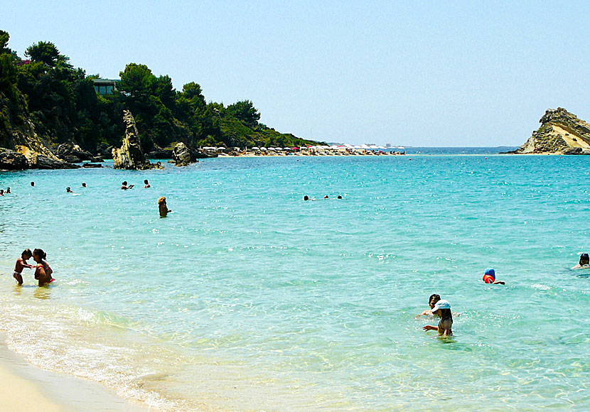 Vid bortre delen av Platis Gialos beach finns ännu en strand.