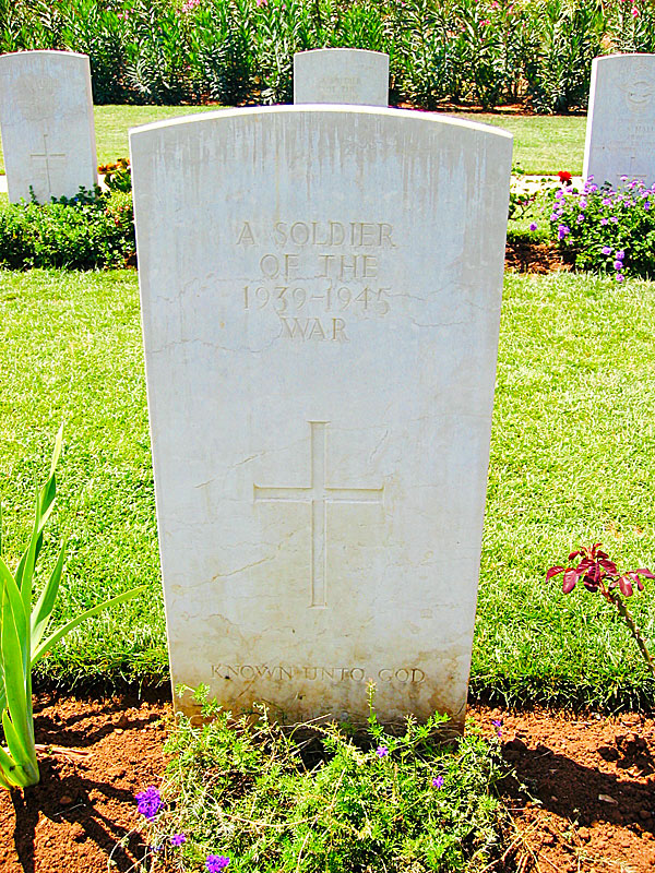 På gravstenarna i de allierades kyrkogård på Kreta står det ”A soldier of the 1939-1945 war.”