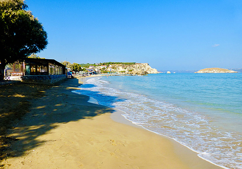 Den barnvänliga sandstranden i Almyrida på Kreta.