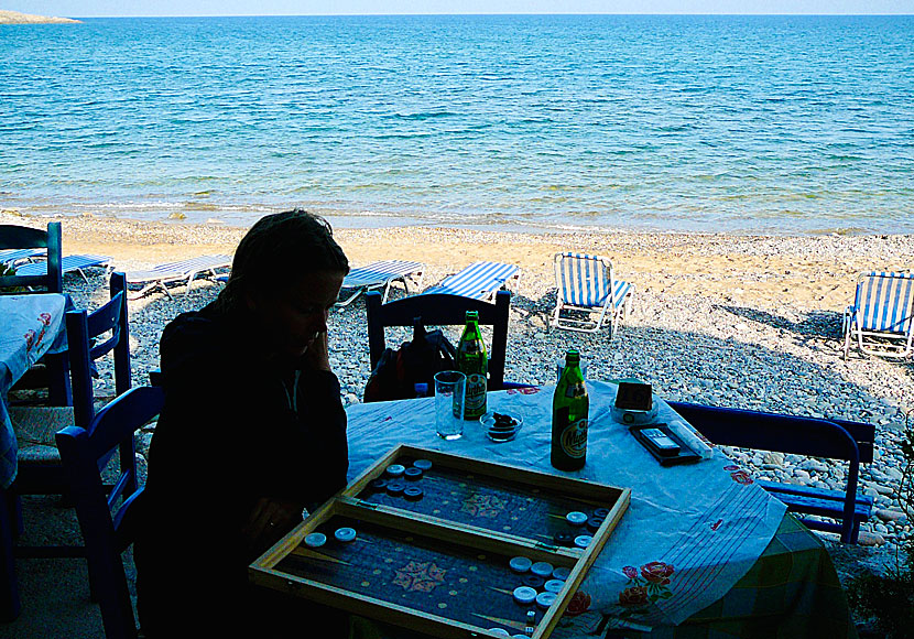 Spela tavli (backgammon) på mysiga tavernor på Kreta. 