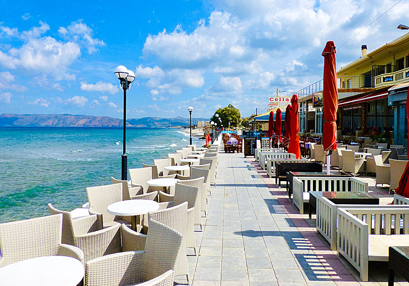 Restauranger och tavernor längs strandpromenaden i Kissamos på Kreta.