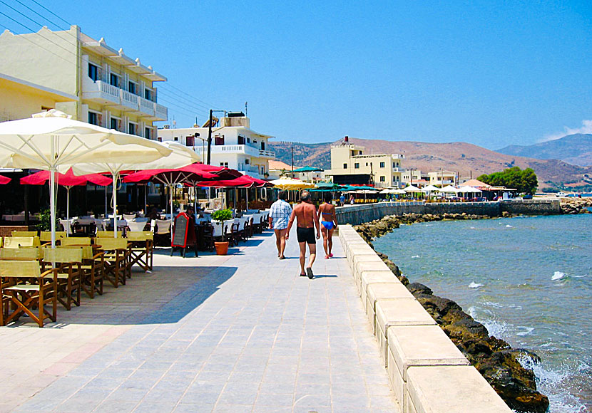 Hamnpromenaden och hamnen i Kissamos varifrån det går utflyktsbåtar till Balos, samt färjor till öarna Antikythera, Kythera, Peloponnesos och Pireus. 