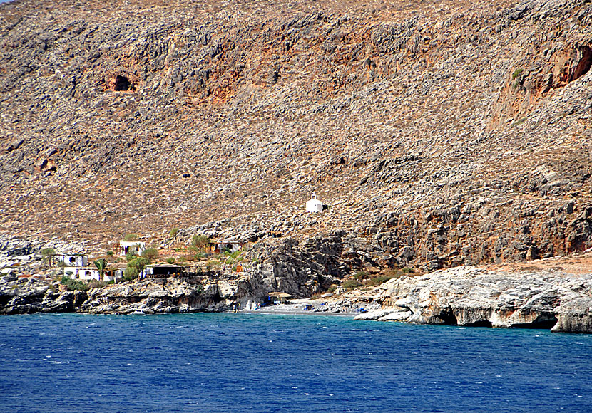 Taverna vid Marmara beach i slutet av Aradenaravinen nära Lykos på södra Kreta.