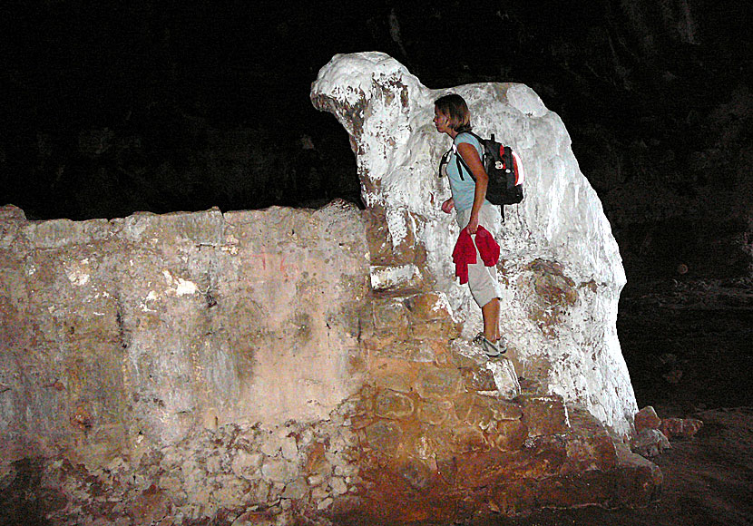 Missa inte den drickande björnen i Cave of Panagia Arkoudiotissa när du vandrar till Katholiko Monastery på Kreta.