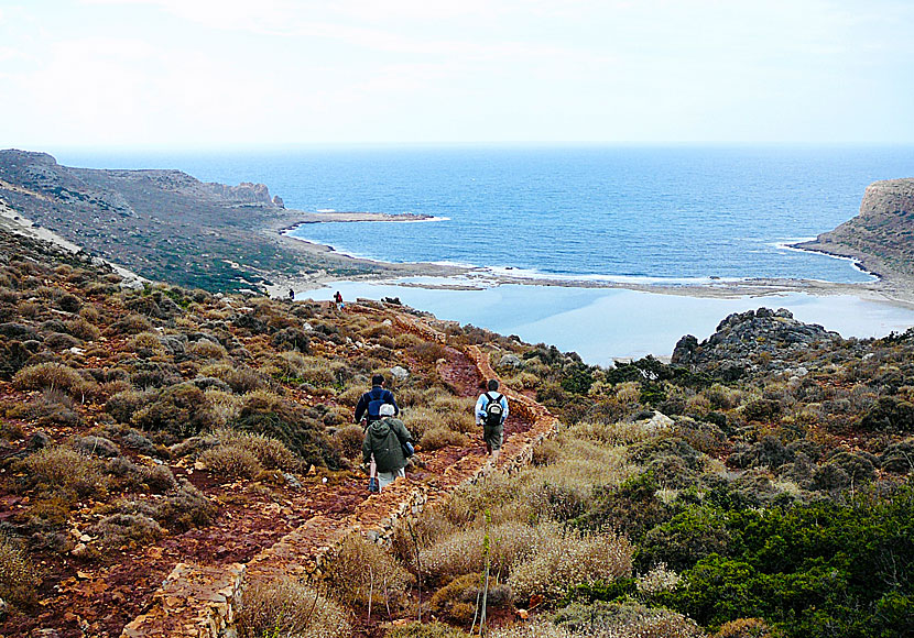 Stigen som går från parkeringsplatsen ner till Balos beach på Kreta.
