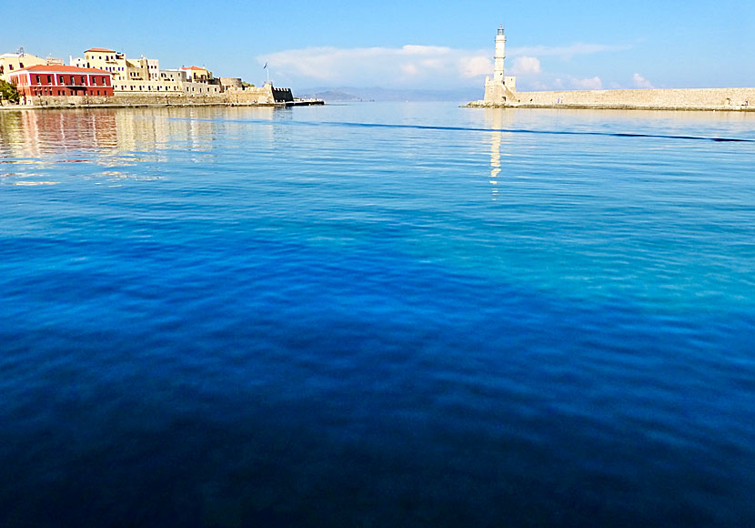 Den venetianska hamnen i Chania med fyren och vågbrytaren.