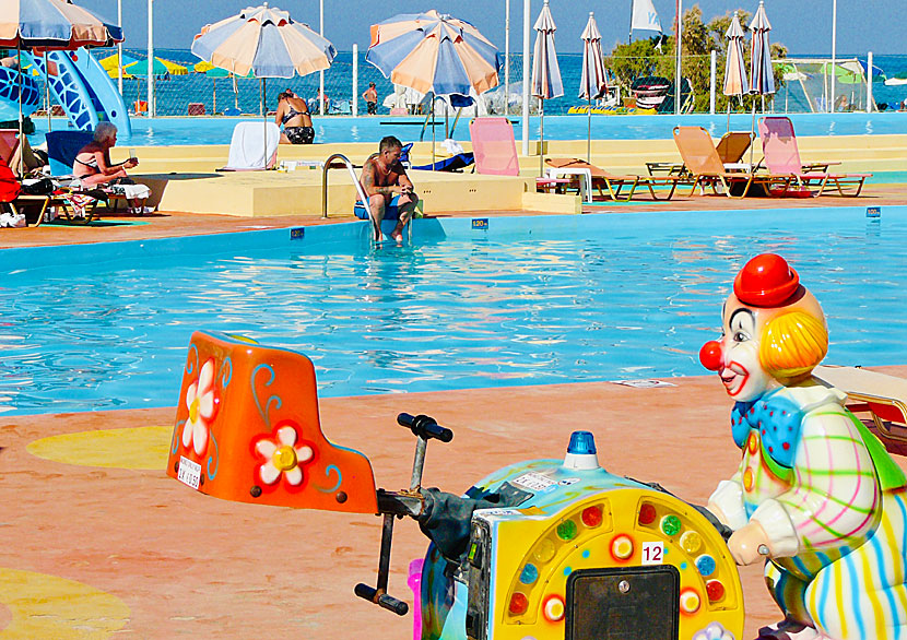 Swimmingpooler i Malia, som är alla partys moder.