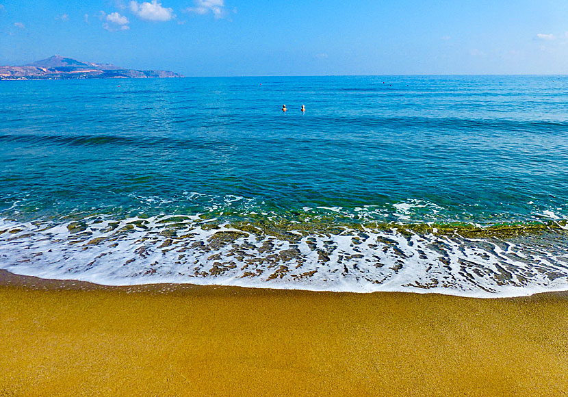 Det fantastiskt kristallklara och turkosa vattnet vid Kalives beach på Kreta. 