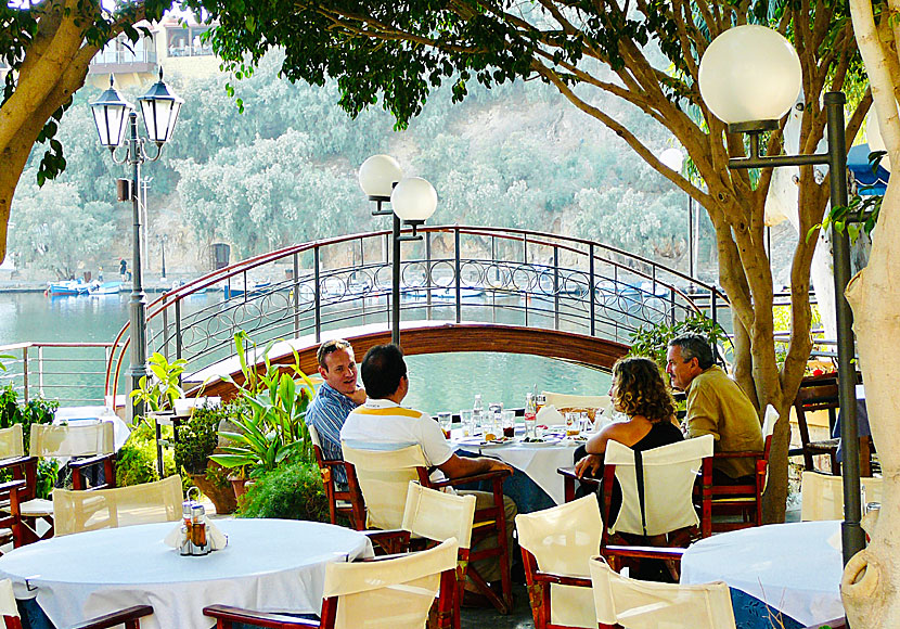 Längs Lake Voulismeni i Agios Nikolaos ligger flera mycket bra restauranger och tavernor.