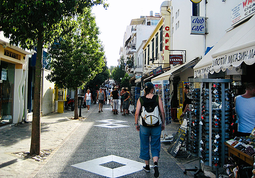 Bra affärer och bra shopping på gågatorna i Agios Nikolaos på östra Kreta.
