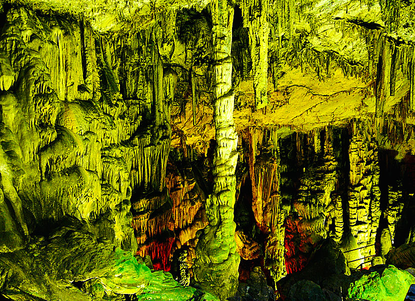 Stalaktiter och stalagmiter i Zeus grotta Dikteon Cave i Lasithi på Kreta.