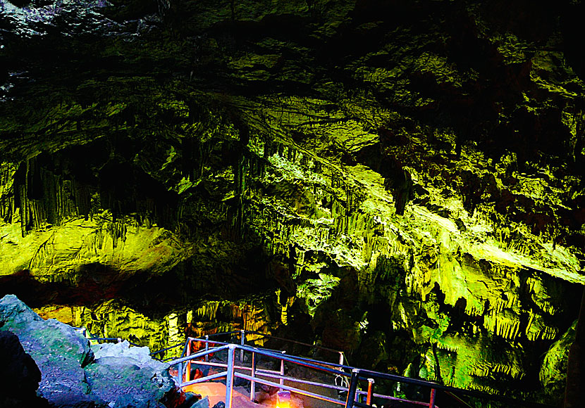 Från parkeringen i byn Psychro det cirka 800 meter till Dikteon Cave. Det tar mellan 10 och 15 minuter att gå dit. 