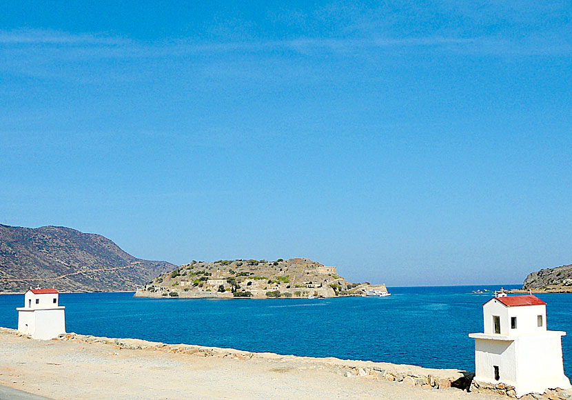 Utflyktsbåtar till Spinalonga från Plaka på östra Kreta.