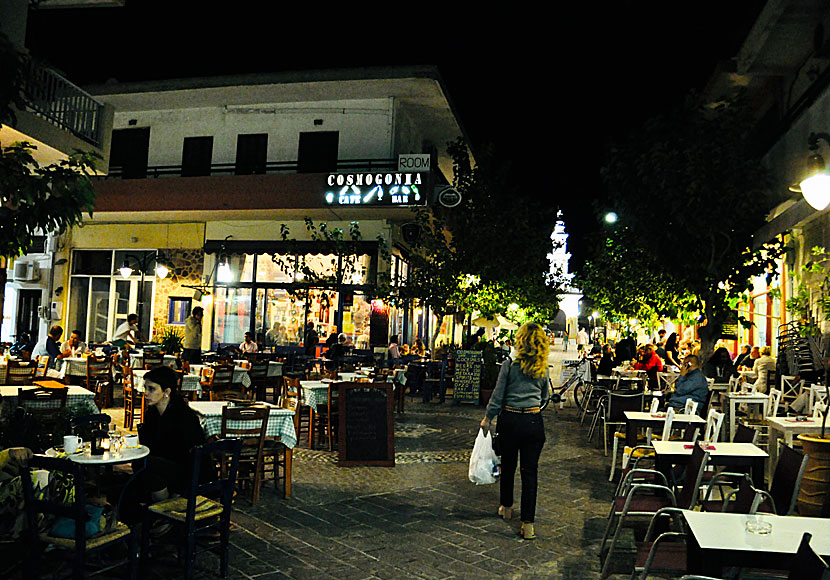 Tavernor, restauranger, barer och kaféer på torget i Paleochora på södra Kreta.
